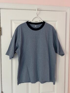 Uniqlo Men's Blue T Shirt